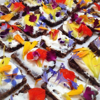 Eetbare bloemen op roggebrood